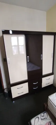 Guarda-roupa com portas de correr, excelente estado, 6 gavetas.