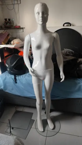 Três manequim criança e adolescente e duas bases