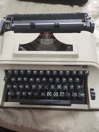 Antiga máquina de escrever em ótimo estado. Marca remingthon.