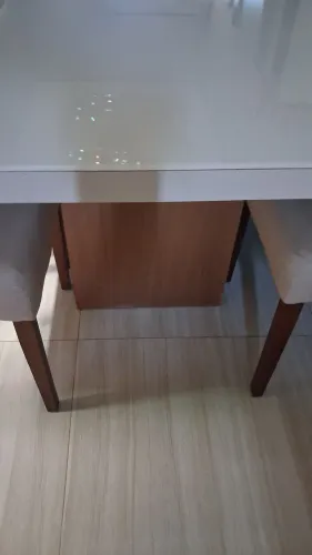 Vendo mesa jantar 1x2 mt. Tampo vidro branco e pés madeira