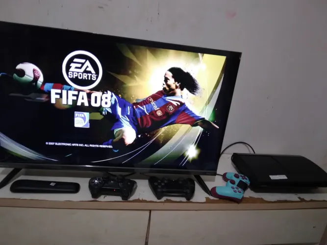 ps3 slim desbloqueado com FiFAS Clássicos e outros jogos escalados de ps2 temos pes 2006 >