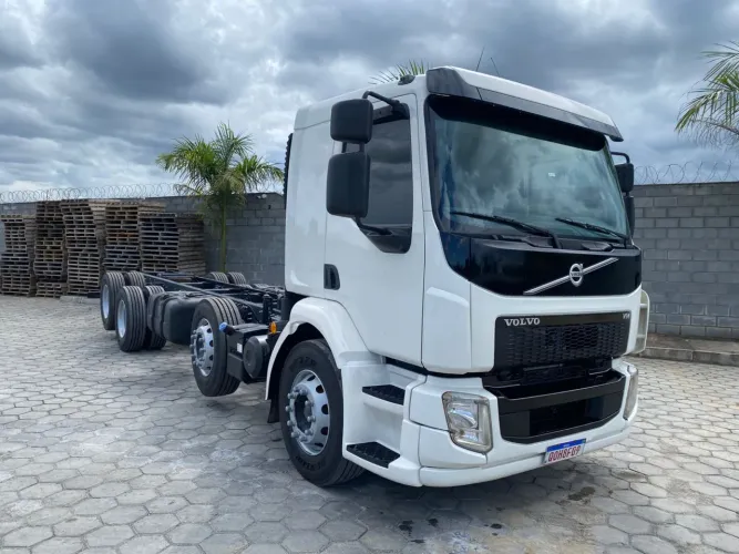 Volvo VM 330 8x2 2018 bitruck de fábrica 