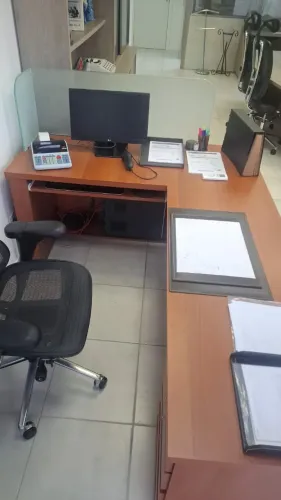 Mesa Executiva em MDF Mogno com 4 Gavetas e Divisória de Vidro - Excelente Estado.