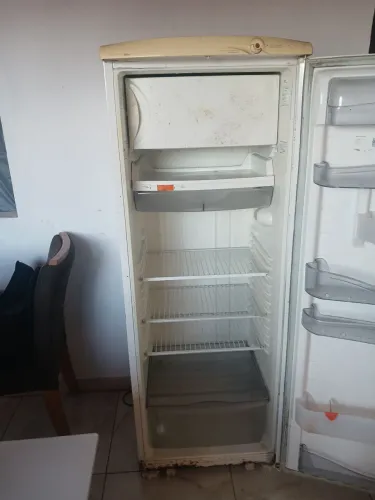 Vende-se geladeira