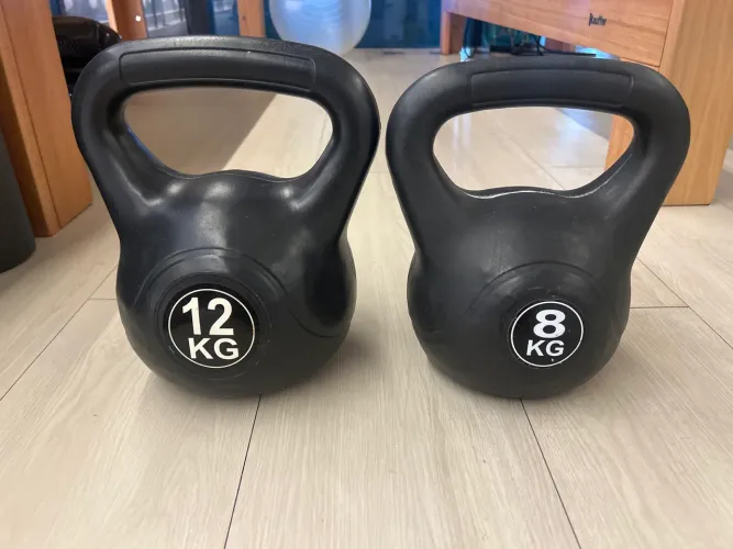 Vende-se kettlebell de 8 e 12 kg