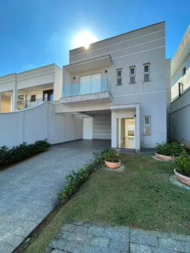 Casa Completa com Lareira, Churrasqueira e 4 Vagas de Garagem