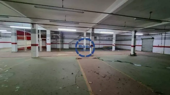 Galpão comercial e industrial com 1.360 m², 2 pavimentos e acesso para caminhões