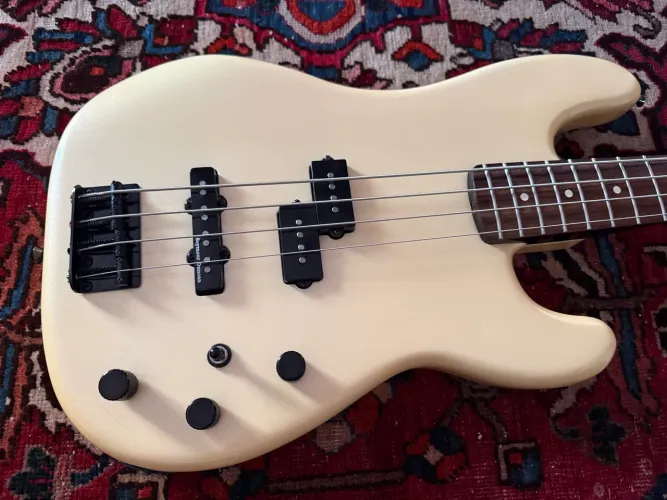 Baixo Fender Duff McKagan signature jazz precision bass
