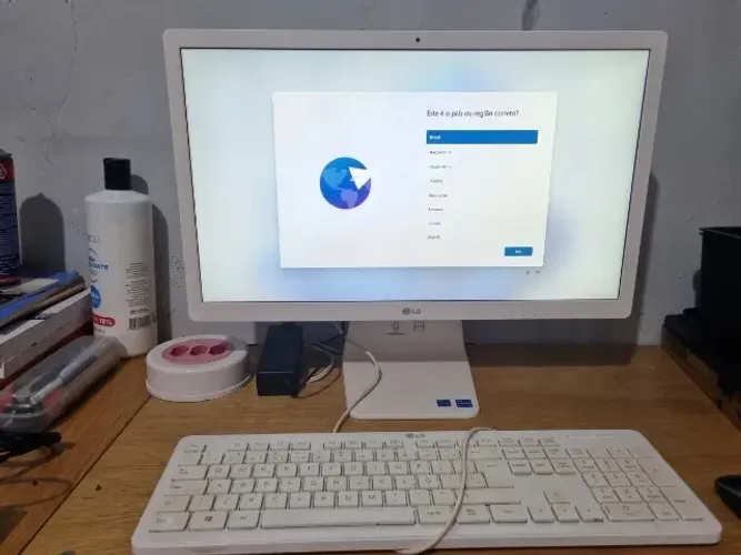 Computador All in One LG 22", Windows 11 Celeron, 8GB, 500GB de HD