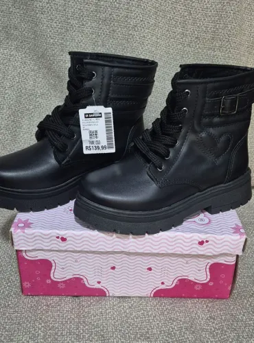 Bota contorno infantil tamanho 33.