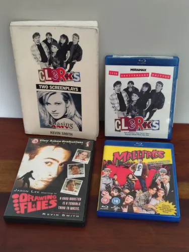 Coleção Kevin Smith: Clerks e Mallrats Blu-ray, Drawing Flies DVD + Livro c/ 2 Roteiros