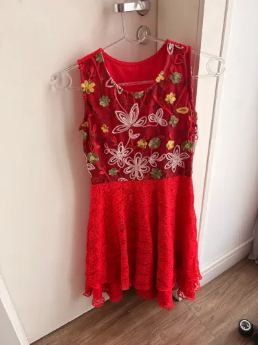 Vestido rendado vermelho 