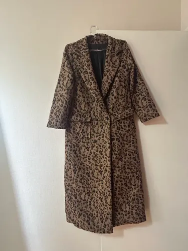 Casaco em lã longo estampa animal print.
