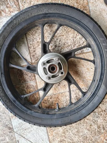 Rodas pé de galinha original honda com um pequeno trincado na roda dianteira