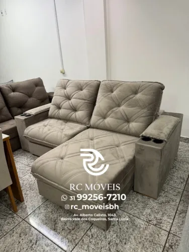 Sofá Retrátil Cuiabá com Porta-Copos - Conforto, Tecnologia e Praticidade