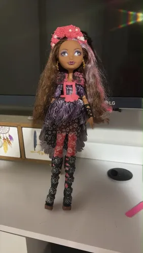 Boneca Ever After High (conservada)