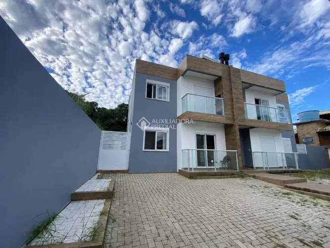 Prédio com 5 apartamentos na praia do Santinho vista mar