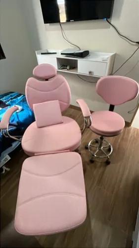 Vendo cadeira reclinável para maquiagem com banquinho auxiliar