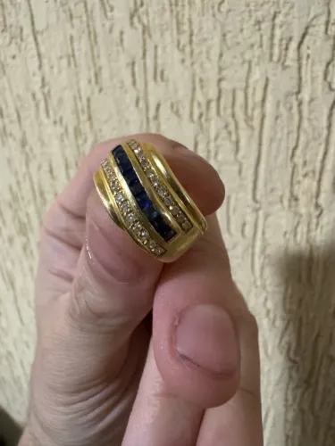 Anel de ouro 18k cravejado com diamantes naturais e safira