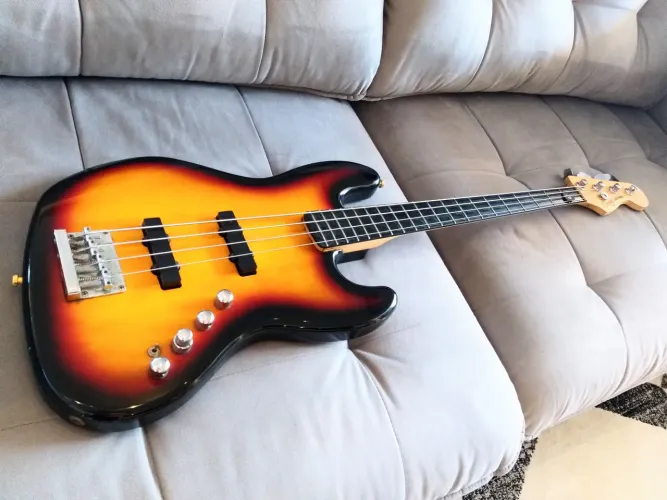 Baixo Squier DELUXE ativo e passivo 