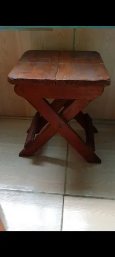 Banqueta de madeira maciça bem conservado
