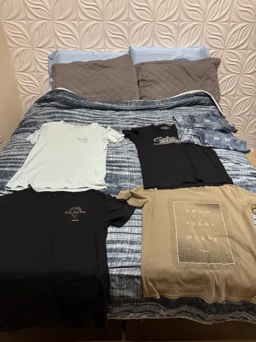 camisas e shorts a venda por 50 R$