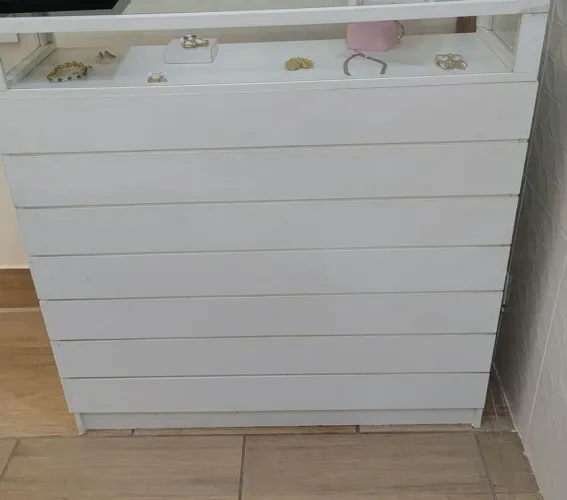 Balcão de loja com vitrine 