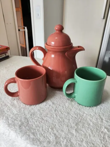 Conjunto de bule e 2 canecas em cerâmica oxford