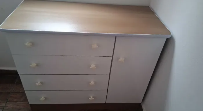 Berço com colchão e cômoda