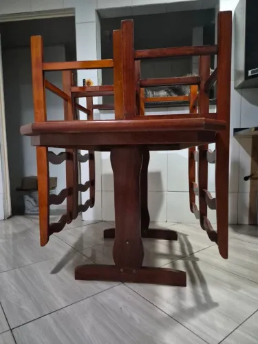 Mesa de madeira maciça 