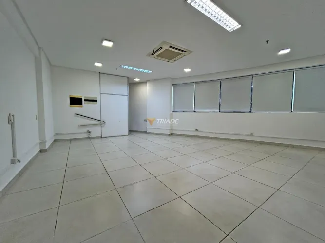 Sala comercial com 41m², Alto da Glória em frente ao Shopping Flamboyant