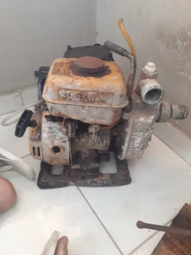 Moto bomba funcionando 