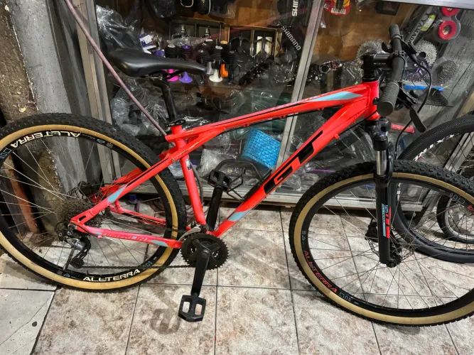 Bike GT aro 29 alumínio grupo Shimano 