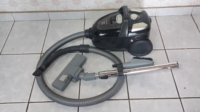 Aspirador de Pó Electrolux Easybox 1600W- Filtro hepa - Não usa saco -110V