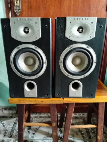 Par d caixas acústicas JBL com marcas d tempo