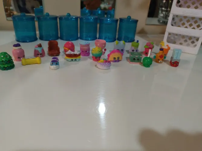 Lote Coleção Shopkins - 21 Miniaturas, 6 Potes Organizadores E Estante