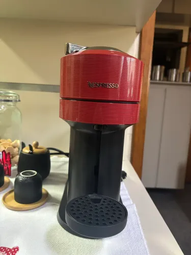 cafeteira Nespresso Vertuo Next na cor Vermelho Cereja