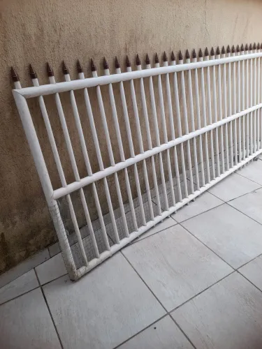 Portão PVC com pequeno defeito. Mede 3,50mx1,40m