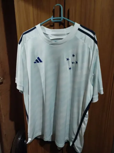 Camisa do Cruzeiro II de 2023. 2GG, adaptada no comprimento, veste GG. Original