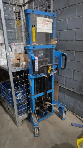 Empilhadeira manual