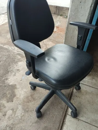 Cadeira giratória pra escritório, semi nova.