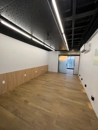 Vendo sala Times Business andar alto, completa e climatizada, aceitamos propostas