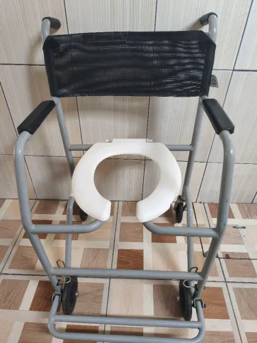 Cadeira de banho suporta 130kg