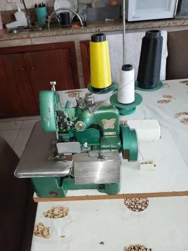 Máquina de costura overlok chinezinha 