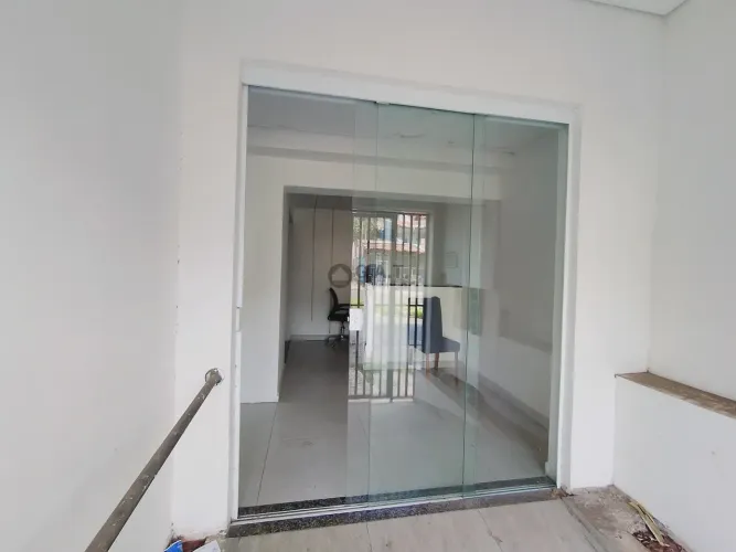Salão Comercial à Venda em Votorantim-SP, Bairro Vossoroca - 6 Salas, 3 Banheiros, 273m² d