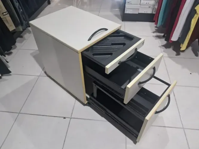 Gaveteiros marca Giroflex, com gavetas em aço, puxadores e rodinhas