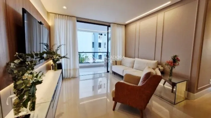 Apartamento mobiliado com 3 quartos sendo 1 suíte com closet e 2 demi-suítes e 111 m² priv