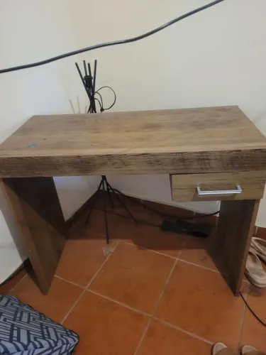 Escrivaninha com gaveta em perfeito estado
