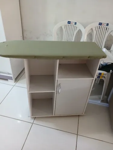 Tábua de passar com armário multiuso