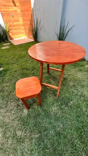 Conjunto de mesa com 4 bancos novos. 